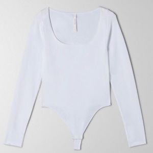 Aritizia Babaton white SEAMLESS CONTOUR SCOOP LONGSLEEVE BODYSUIT